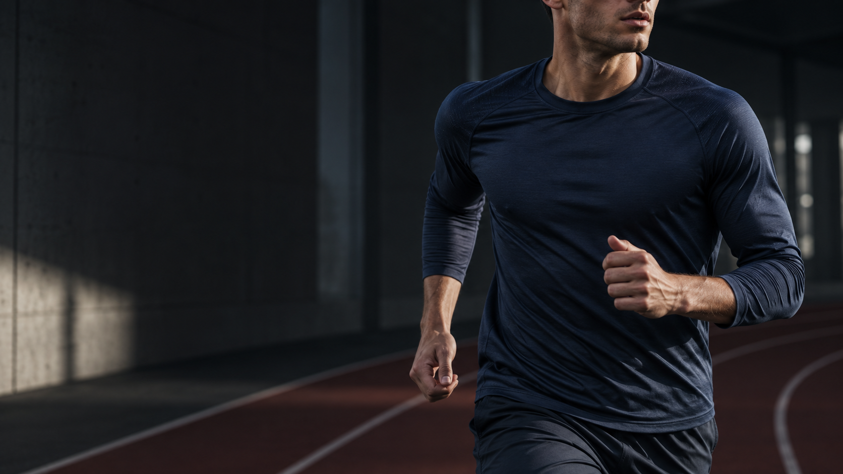 Atleta com roupa de treino azul-marinho em fotografia editorial